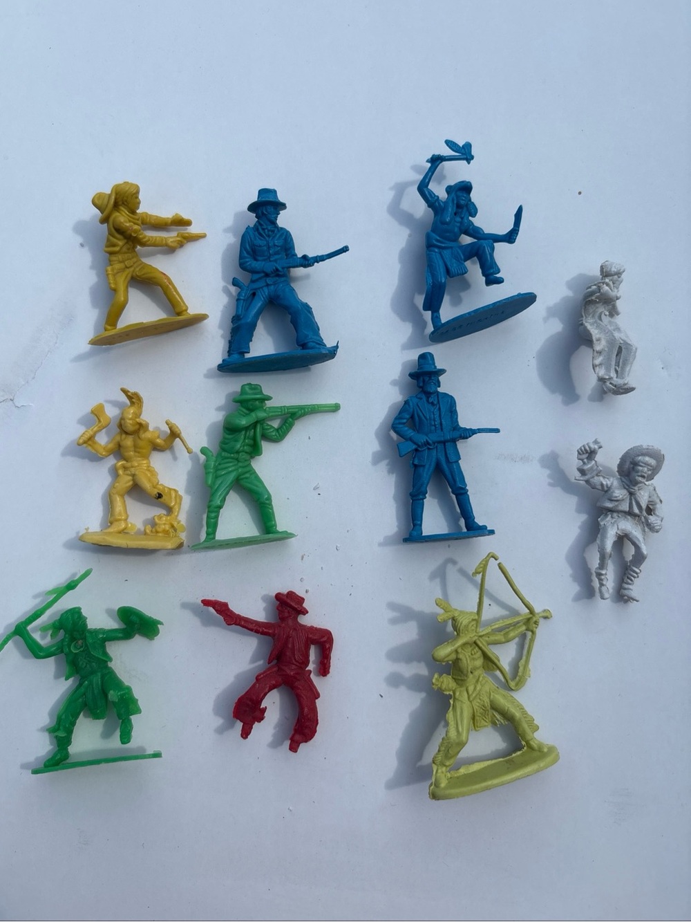 Vintage Mixed Lot 11 Plastic Toy Soldiers Cowboys and Indians Figures